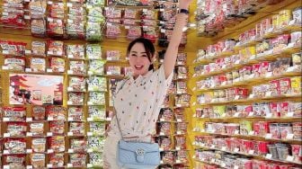 Stylish Abis! 10 Gaya Femmy Permatasari Belanja meski cuma ke Supermarket