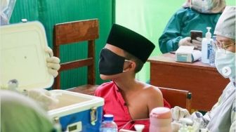 Kocak! Santri di Malang Tutupi Mata Pakai Masker Saat Disuntik Vaksin Covid-19