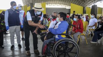 Gubernur Jawa Barat Ridwan Kamil berbincang dengan seorang atlet disabilitas yang sedang menjalani masa observasi setelah menerima vaksin COVID-19 di Gedung Bale Rame, Soreang, Kabupaten Bandung, Jawa Barat, Sabtu (7/8/2021). [ANTARA FOTO/Raisan Al Farisi]