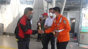 Penumpang KRL Dapat Hand Sanitizer Gratis Aroma Pisang di Stasiun Bogor dan Tanah Abang