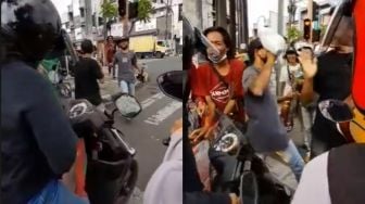 Viral Pemotor Diserbu Pengamen saat Berbagi Makanan di Jalan, Publik Geram