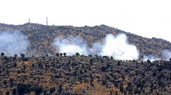 Pemandangan pengeboman Israel di dekat desa Kfar Shouba, Lebanon, pada (6/8/2021). [Mahmoud ZAYYAT / AFP]