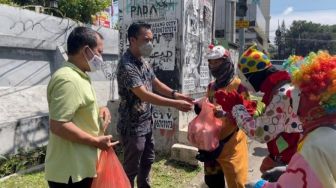 Badut Sumringah, Dapat Nasi Padang dari Lurah Babakan