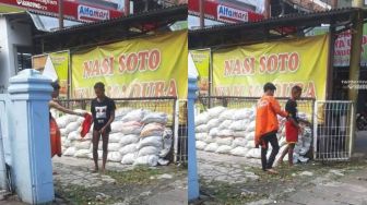 Viral Driver Shopee Food Berikan Celana Kolor untuk ODGJ Telanjang di Bandung