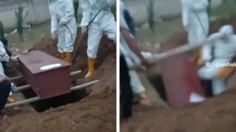 Petugas Pakai APD Terperosok ke Liang Lahad, Pemuda Nangis Histeris