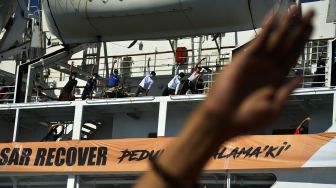 Pasien Covid-19 Berolahraga di Atas KM Umsini