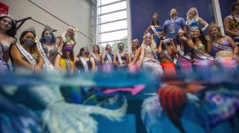 Ratusan Putri Duyung Cantik Terdampar di Kolam Renang