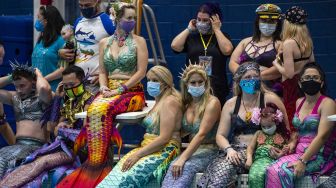 Putri duyung berenang selama MerMagic Con di Freedom Aquatic Center di Manassas, Virginia pada 7 Agustus 2021.  [AFP Photo]