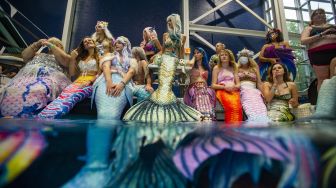 Putri duyung berenang selama MerMagic Con di Freedom Aquatic Center di Manassas, Virginia pada 7 Agustus 2021.  [AFP Photo]