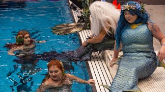 Putri duyung berenang selama MerMagic Con di Freedom Aquatic Center di Manassas, Virginia pada 7 Agustus 2021.  [AFP Photo]