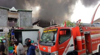 Kebakaran, Pabrik Jamu Telukan Sukoharjo Hampir 5 Jam Belum Padam