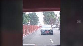 Viral Warga Rekam Mobil Sultan Jogja di Jalan, Warganet Salah Fokus Soal Patwal