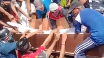 Anarkis! Warga Bongkar Paksa Peti Jenazah Covid-19 di Probolinggo, Petugas Pilih Kabur
