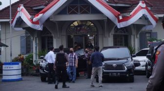 Usai Pemeriksaan, KPK Meninggalkan Lokasi dengan Membawa Dua Koper Hitam