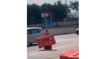 Viral Video Wanita Mengamuk Bongkar Pembatas Jalan di Gerbang Tol