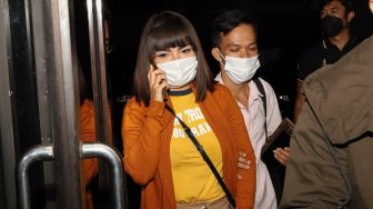 Disentil Netizen Usai Pamer Foto Pakai Gaun Terbuka, Dinar Candy Senang: Dihujat Ahli Surga!