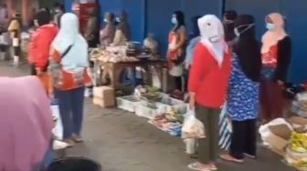 Indonesia Raya Diputar, Pedagang Pasar di Kulon Progo Kompak Berdiri Tegap