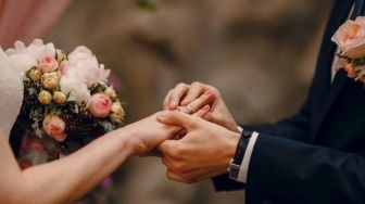 Digelar Minimalis di Tengah Laut, Momen Pernikahan Unik Pasangan Ini Viral