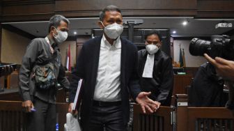 Terdakwa mantan Direktur Utama PT Pelindo II Richard Joost Lino meninggalkan ruangan usai sidang perdana di Pengadilan Tipikor, Jakarta, Senin (9/8/2021). ANTARA FOTO/Indrianto Eko Suwarso