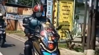 Viral Ksatria Baja Hitam Terciduk Naik Yamaha NMAX, Publik: Dunia Sudah Tak Aman