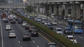 Sejumlah kendaraan melintas di Tol Dalam Kota, Jakarta, Senin (9/8/2021). [Suara.com/Angga Budhiyanto]