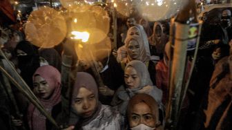 Sejumlah warga saat melakukan pawai bor di Jalan Raya Puncak, Cipayung, Kabupaten Bogor, Jawa Barat, Senin (9/8/2021).  ANTARA FOTO/Yulius Satria Wijaya
