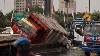 Muatan Bata Hebel Tumpah ke Jalanan, Gatot Subroto Macet Gara-gara Truk Terguling