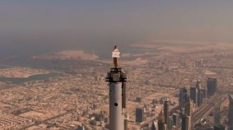 Menegangkan! Aksi Pramugari Maskapai Dubai dari Menara Tertinggi di Dunia