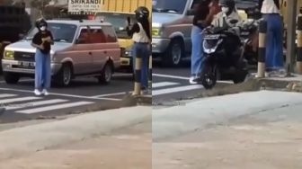 Cewek Joget TikTok di Tengah Jalan, Nyaris Tertabrak Sepeda Motor