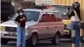 Nyaris Tertabrak Motor Saat Joget TikTok di Lampu Merah, Wanita Ini Dihujat Habis Warganet