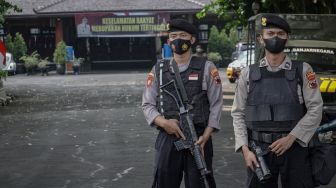 Polisi bersenjata berjaga saat penyidik KPK menggeledah di Kantor Bupati Banjarnegara, Jateng, Selasa (10/8/2021). ANTARA FOTO/Idhad Zakaria