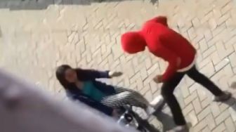 Viral Sepasang Kekasih Cekcok di Pinggir Jalan, Cowok Tendang Motor Mau Pukul Pacarnya