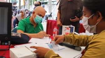 Aktor Ozy Syahputra mendaftar untuk menjalani vaksinasi Covid-19 di Polsek Tebet, Jakarta Selatan, Selasa (10/8/2021). [Suara.com/Alfian Winanto]