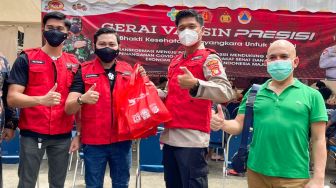 Aktor Ozy Syahputra (kanan) bersama Kapolsek Tebet Kompol Alexander Yurikho (kedua kanan), Ketua Panitia Vaksin Merdeka M. Erlangga (kiri) dan Ketua Organisasi Sahabat Polisi Indonesia (SPI) DKI Jakarta Fauzi Mahendra (kedua kiri) usai menjalani vaksinasi Covid-19 di Polsek Tebet, Jakarta Selatan, Selasa (10/8/2021). [Suara.com/Alfian Winanto]