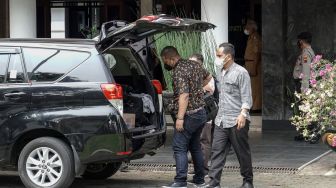 Penyidik KPK menggeledah Kantor Bupati Banjarnegara di Jateng, Selasa (10/8/2021). ANTARA FOTO/Idhad Zakaria