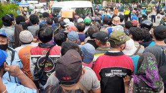 Berebut hingga Saling Dorong, Warga Bahkan Kejar Mobil Sembako Jokowi ke Jalan Raya
