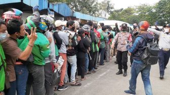 Kerumunan karena Sembako, Jokowi Lakukan Tindakan yang Mestinya Dihindari saat Pandemi
