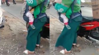 Kaki Diperban Sambil Gendong Anak, Perjuangan Ibu Jadi Driver Ojol Ini Pilu