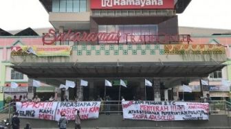 Galeri Foto: Ratusan Pedagang Sukaramai Trade Center Kibarkan Bendera Putih