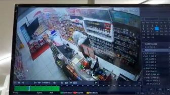 Terekam CCTV, Maling Bobol Minimarket di Sukarame Bandar Lampung