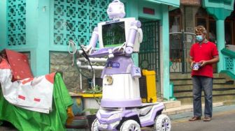 Warga Desa di Surabaya Bikin Robot dari Alat Dapur untuk Tolong Pasien Covid-19