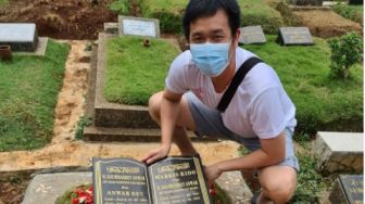 Tak Lupa Sahabat, Hendra Setiawan Ziarah ke Makam Markis Kido