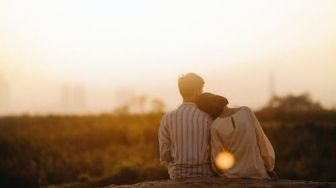 Jarang Diketahui, Ini 7 Kelebihan Memiliki Pasangan yang Seumuran