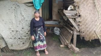 Rumah Dibakar Anaknya Sendiri, Nenek Ini Terpaksa Tinggal Satu Atap dengan Kandang Domba