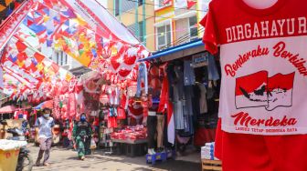 Suasana area pasar yang dipenuhi ornamen dan pernak-pernik bendera merah putih di Pasar Jatinegara, Jakarta Timur, Rabu (11/8/2021). [Suara.com/Alfian Winanto]