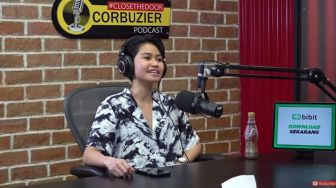 7 Pesona Tya Asisten Deddy Corbuzier, Sosok di Balik Kesuksesan Podcast Close The Door