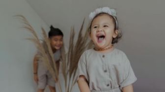 9 Potret Sea Dedari Anak Sharena Gunawan dan Ryan Delon, Ponakan Online Warganet