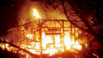 Rumah Warga Sobang Lebak Ludes Terbakar saat Malam Hari; Pemdes Galang Dana