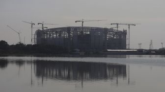 Suasana pembangunan Jakarta International Stadium (JIS) di tepi Danau Cincin, Papanggo, Tanjung Priok, Jakarta, Kamis (12/8/2021). [Suara.com/Angga Budhiyanto]