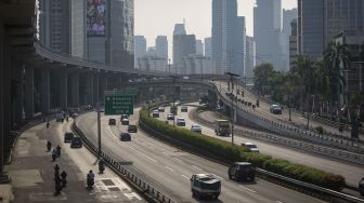 
Sejumlah kendaraan bermotor melintasi Jalan Gatot Subroto di Jakarta, Rabu (11/8/2021).  ANTARA FOTO/Aditya Pradana Putra